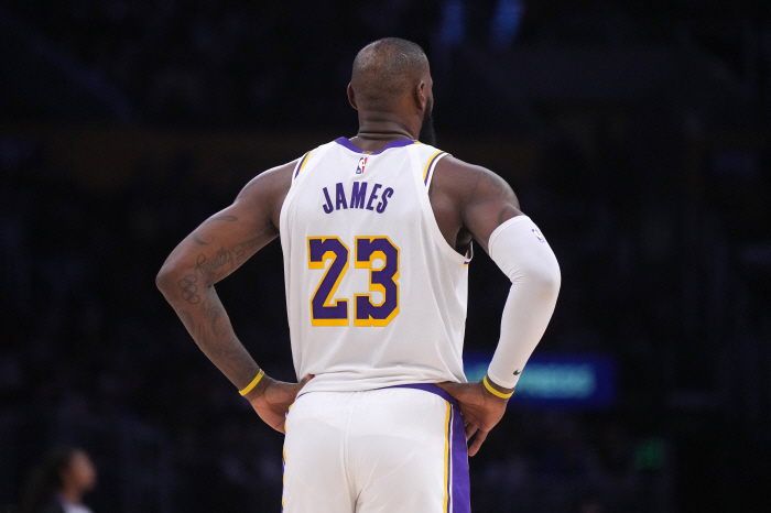 충격전망 "LA레이커스, PO 관중이 될 것" 美 ESPN "르브론의 LAL, 플레이오프 탈락할 것"