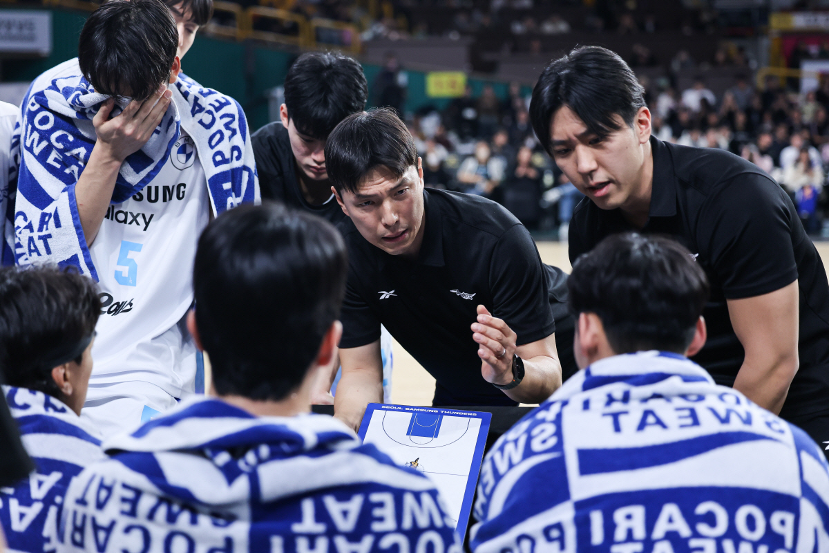 [현장인터뷰] 삼성 김효범 감독 "확실히 발이 안 떨어진다. 제공권 너무…