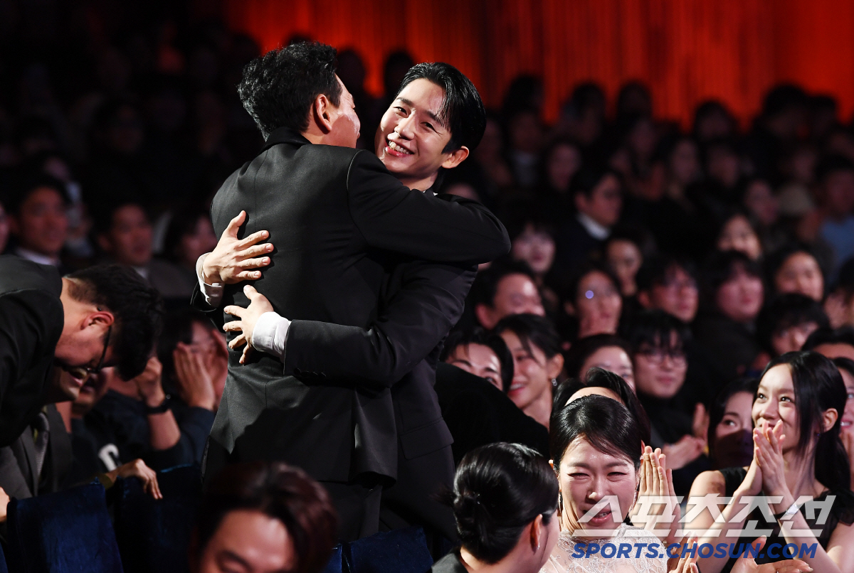[단독] "황정민 선배가 손 꼭 잡아줘"…정해인, '청룡'의 해에 힘차게…