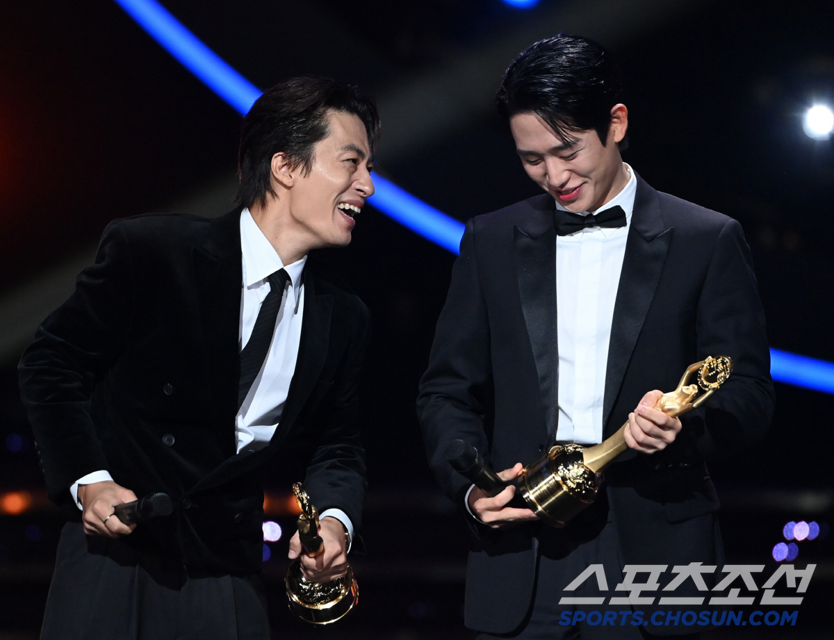[단독] "황정민 선배가 손 꼭 잡아줘"…정해인, '청룡'의 해에 힘차게…