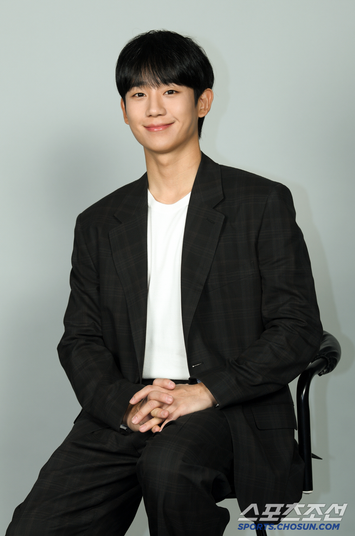 [단독] "황정민 선배가 손 꼭 잡아줘"…정해인, '청룡'의 해에 힘차게…