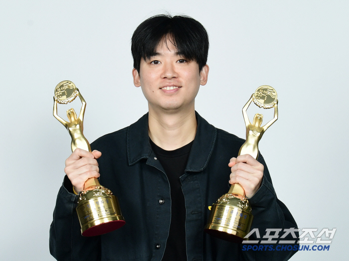 [단독] "내 이름 호명해 준 박정민 고마워"…조현철, 영화계가 주목한 '스타 신인감독' (청룡 수상인터뷰)
