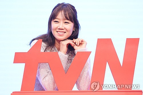 (서울=연합뉴스) 진연수 기자 = 배우 공효진이 18일 오후 서울 구로구 더 세인트에서 열린 tvN 새 토일드라마 '별들에게 물어봐' 제작발표회에서 포즈를 취하고 있다. 2024.12.18 jin90@yna.co.kr