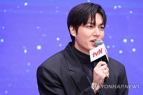 (서울=연합뉴스) 진연수 기자 = 배우 이민호가 18일 오후 서울 구로구 더 세인트에서 열린 tvN 새 토일드라마 '별들에게 물어봐' 제작발표회에서 인사말을 하고 있다. 2024.12.18 jin90@yna.co.kr