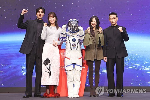 (서울=연합뉴스) 진연수 기자 = 배우 이민호(왼쪽부터), 공효진, 한지은, 오정세가 18일 오후 서울 구로구 더 세인트에서 열린 tvN 새 토일드라마 '별들에게 물어봐' 제작발표회에서 포즈를 취하고 있다. 2024.12.18 jin90@yna.co.kr