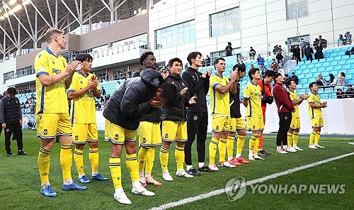 (대구=연합뉴스) 황수빈 기자 = 24일 대구 DGB은행파크에서 열린 프로축구 하나은행 K리그1 2024 대구FC와 인천 유나이티드의 경기. 인천 선수들이 경기가 끝난 후 팬들에게 인사하고 있다. 2024.11.24 hsb@yna.co.kr