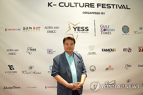 (두바이=연합뉴스) 이세영 기자 = 12일(현지 시각) 두바이 미디어시티 아르자안 바이 로타나 호텔에서 열린 'K컬처 페스티벌 두바이'에서 전태수 세계스타트업포럼 대표가 포즈를 취하고 있다. 2024.4.12 seva@yna.co.kr