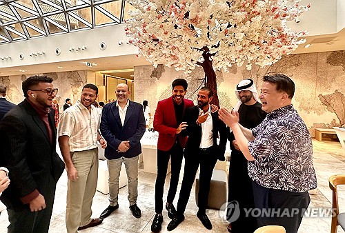 (두바이=연합뉴스) 이세영 기자 = 13일(현지시간) 두바이 시내 한 호텔에서 열린 'K컬처페스티벌 두바이'의 이틀째 행사인 'K스타트업 비즈니스데이'에서 행사 주관사 세계스타트업포럼 전태수 대표가 현지 투자자와 금융 관계자에게 한국의 웹3.0 기술 기반의 패션 플랫폼에 대해 설명하고 있다. 2024.4.14 seva@yna.co.kr