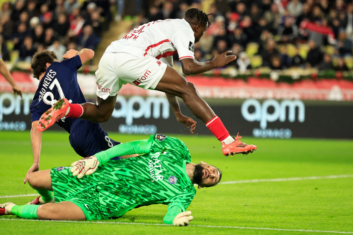 '얼굴 밟혀 피 철철' 이강인 동료 GK "저 괜찮아요"…PSG 안심시키…