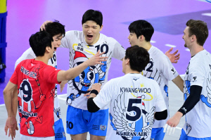 현대 기다려라! '승부 가른 듀스 혈투' 대한항공, 꼴찌 OK 잡고 1위 추격 박차…승점 2점차 [인천리뷰]