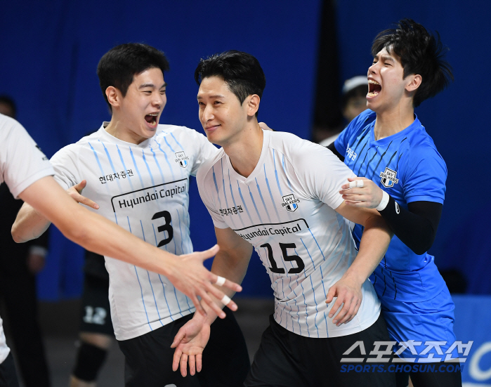 '허수봉-레오 듀오 폭발' 1위 현대캐피탈 7연승 폭풍 질주. 니콜리치 …