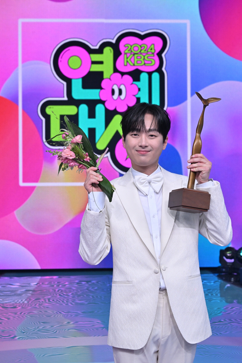 [종합] 'KBS의 아들' 이찬원, KBS 연예대상 대상 수상…“방송인 …