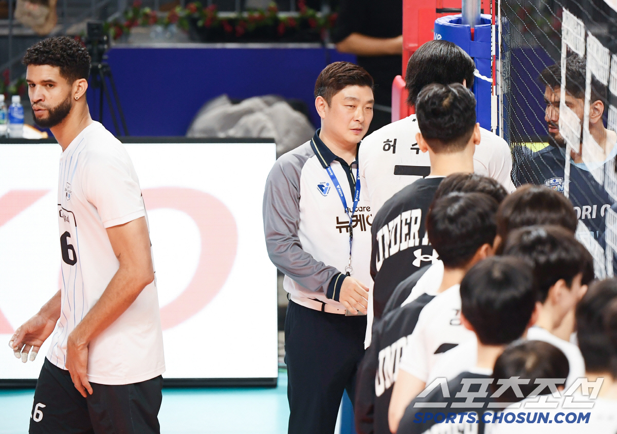 '뒤끝 작렬' 레오, 경기 이기고도 악수 거부...알리와의 레드카드 신경…
