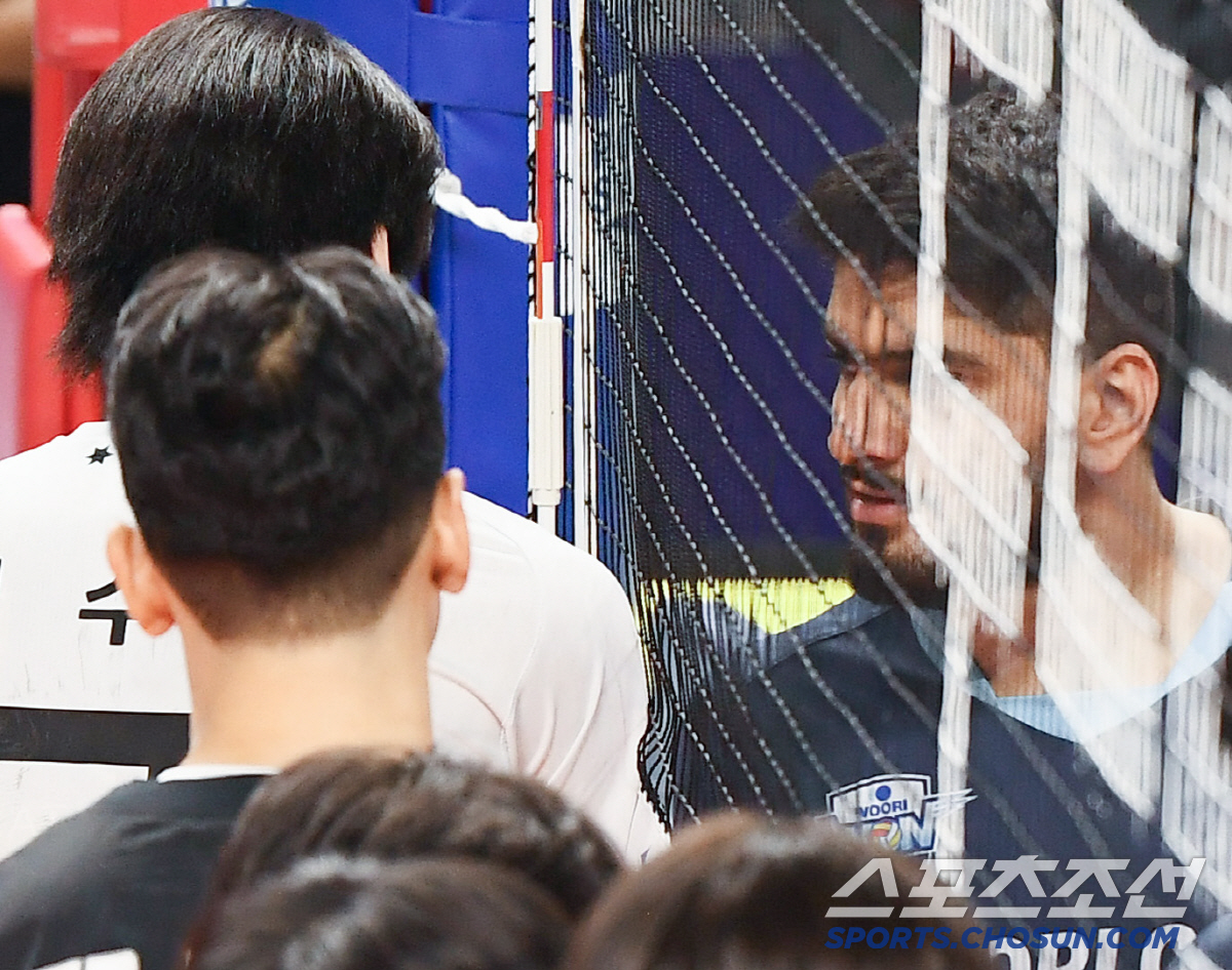 '뒤끝 작렬' 레오, 경기 이기고도 악수 거부...알리와의 레드카드 신경…