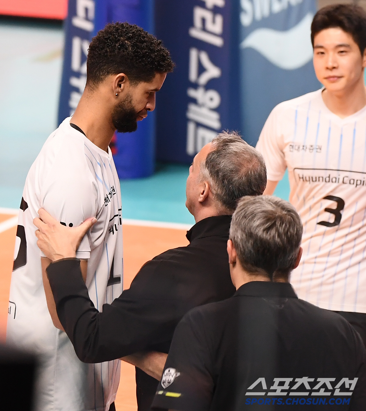 '뒤끝 작렬' 레오, 경기 이기고도 악수 거부...알리와의 레드카드 신경…