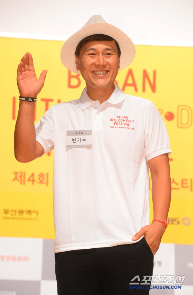 [SCin스타] "가수만 챙겨" 코미디언 변기수, '연예대상' 신인상 불…