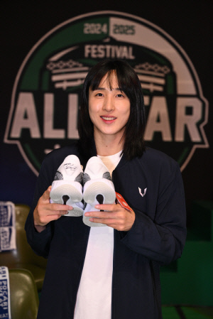 [WKBL올스타전]'퀸 오브 퀸' 김단비의 어색한 미소 