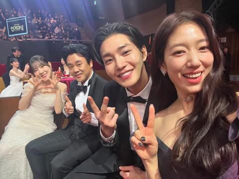 [SCin스타] "아몰랑 다 올려" 박신혜, '지옥에서 온 판사' 팀과 …