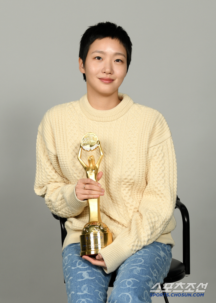 [단독] "만장일치 女주연상..너무 좋은데, 너무 무서워!"…김고은, 찬란한 화양연화를 위하여(청룡 수상인터뷰)