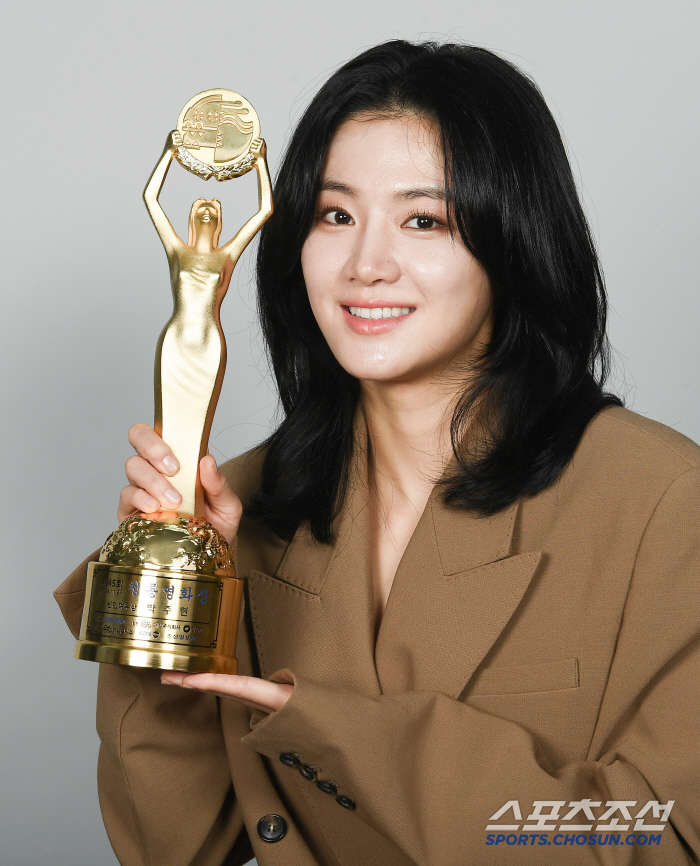 [단독] "이제 주연상 향해 가야죠!"…박주현, 드라마 이어 영화까지 접수한 무서운 신예(청룡 수상인터뷰)