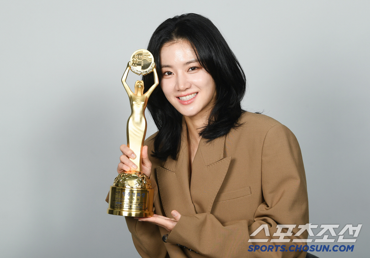[단독] "이제 주연상 향해 가야죠!"…박주현, 드라마 이어 영화까지 접…