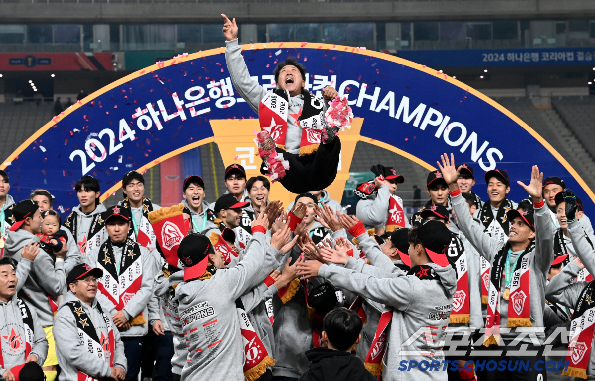 원클럽맨에서 감독까지...'포항 사랑꾼' 박태하의 진심 "팬들 응원 정말…