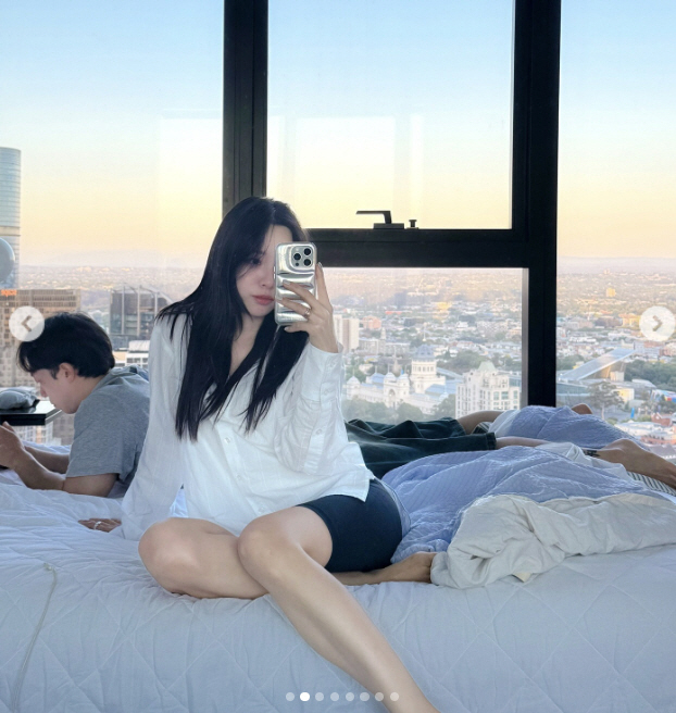 '박성광♥' 이솔이, 침대 셀카에 함께 찍힌 남자 누구 "남편 없는데..…