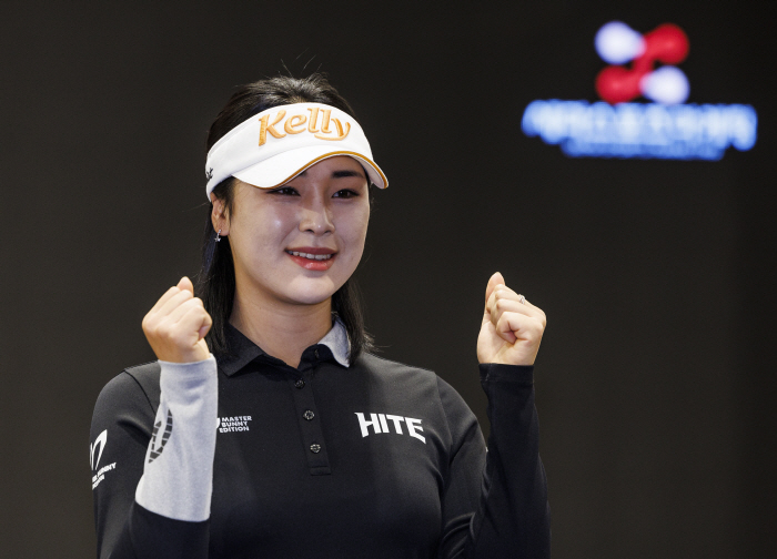 윤이나, 어떤 로고를 달고 LPGA 진출할 것인가..."아직 협의중, 돈 얘기 먼저 꺼낸 적 없다" [여의도 현장]