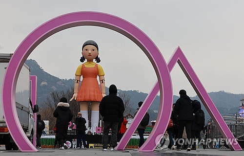 (서울=연합뉴스) 신현우 기자 = 16일 오후 서울 광화문광장에 넷플릭스 드라마 오징어게임의 캐릭터 '영희' 조형물이 설치돼 있다. 2024.12.16 nowwego@yna.co.kr