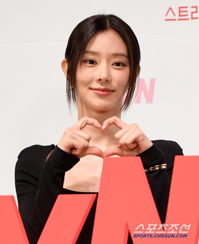 [SC리뷰] "'눈물의 여왕'이 난리구나"..이주빈, 오스트리아서 이세영…