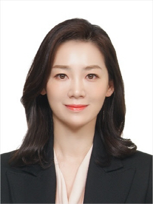 '치킨왕'윤홍근 BBQ회장 빙상연맹 재선 도전! '서울대X피겨 출신'이수경 삼보모터스 사장과  CEO 경선 구도