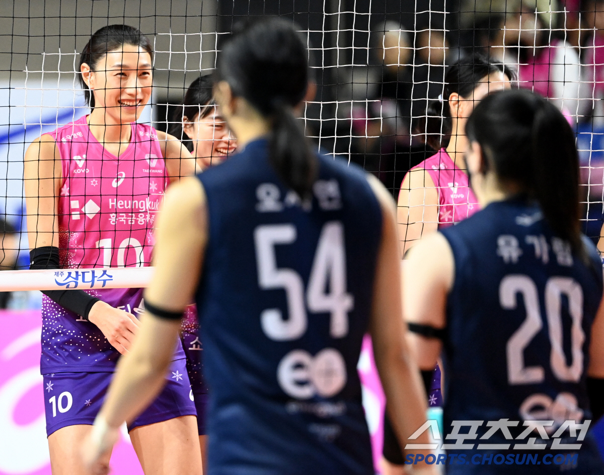 '마스크는 왜 썼어?' 김연경, 팀 옮긴 옛 캡틴 만나 호기심 폭발[인천…