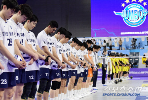 '무안공항 제주항공기 비극적 참사' 프로배구, 경기 전 희생자 애도 묵념…광주는 육성 응원 않기로