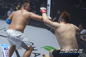 '한국 파이터 망신이네...' 들어가다 두들겨 맞기만... 일본 파이터에게 2라운드 TKO패[원주 로드FC 현장]