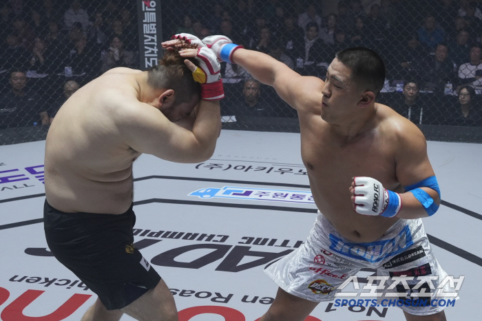'한국 파이터 망신이네...' 들어가다 두들겨 맞기만... 일본 파이터에…