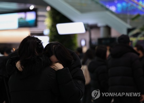 (무안=연합뉴스) 이진욱 기자 = 29일 오후 전남 무안군 무안국제공항에서 제주항공 여객기 폭발사고 유가족이 오열하고 있다. 2024.12.29 cityboy@yna.co.kr