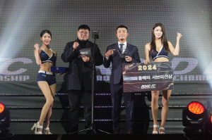 '파이터100' 권아솔, 올해의 서브미션상 박형근에게 트로피 시상[로드FC]