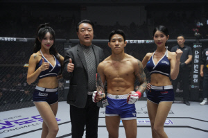 원주의료기기테크노벨리 한종현 원장, 승리한 고동혁에게 트로피 시상[로드FC]