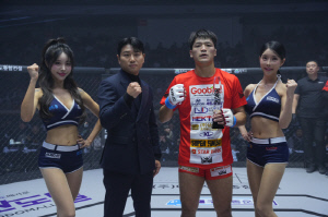 에이바 헤어 김성식 대표, 승리한 김민형에게 트로피 시상[로드FC]