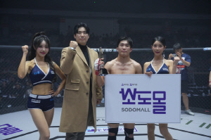 소도몰 강태구 본부장, 승리한 박민수에게 트로피 시상[로드FC]