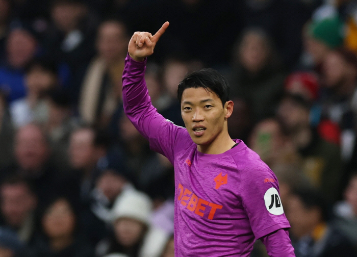 손흥민 충격의 PK 실축+"EPL 떠날 때 됐나" 혹평→황희찬은 환상 감…