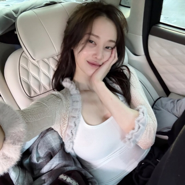 "애도 기간인데"vs"검열 지나쳐" 전종서, 근황 셀카 논란되자 삭제 […