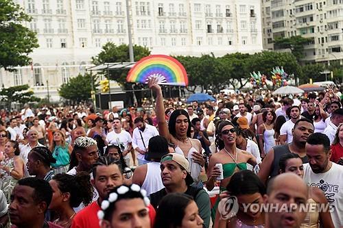 (AFP=연합뉴스) 31일(현지시간) 새해 축하 행사를 즐기러 브라질 리우데자네이루 코파카바나 해변에 모인 사람들. 2024. 12. 31