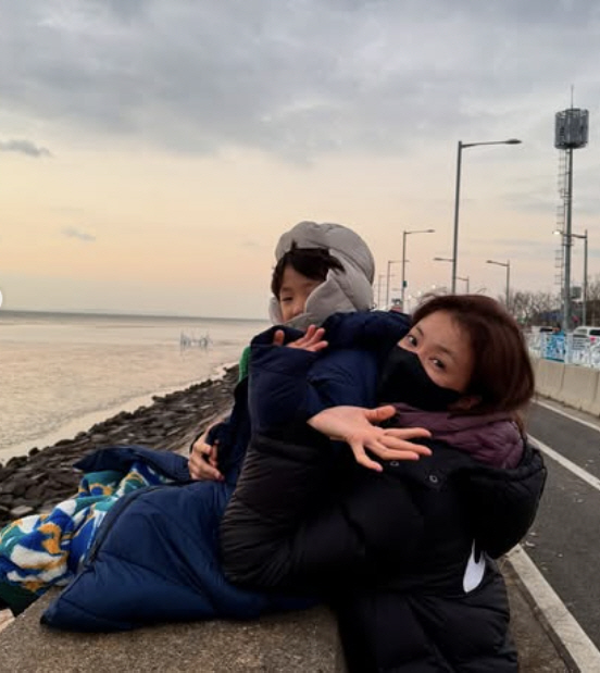 이시영, 子 소중하게 끌어안고 새해 인사 "희망의 빛이 번져나가길"