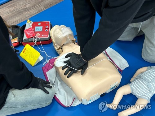(서울=연합뉴스) 지난달 23일 서울시 송파구의 대한심폐소생협회 교육장에서 진행된 심폐소생술 교육에서 교육생들이 자동심장충격기 실습을 진행하고 있다. 2025.1.5. [촬영 김유진]