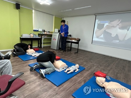 (서울=연합뉴스) 지난달 23일 서울시 송파구의 대한심폐소생협회 교육장에서 진행된 심폐소생술 교육에서 교육생들이 인공호흡 실습을 하고 있다. 2025.1.5. [촬영 김유진]