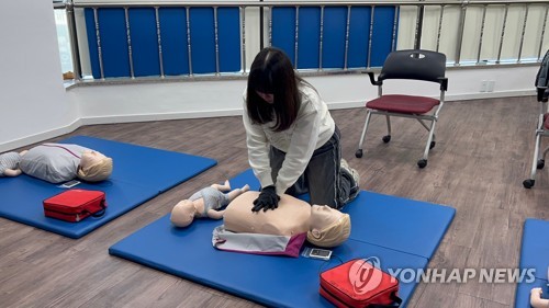 (서울=연합뉴스) 지난달 23일 서울시 송파구의 대한심폐소생협회 교육장에서 진행된 심폐소생술 교육에서 김유진 인턴기자가 가슴 압박을 실시하고 있다. 2025.1.5. [촬영 김유진]