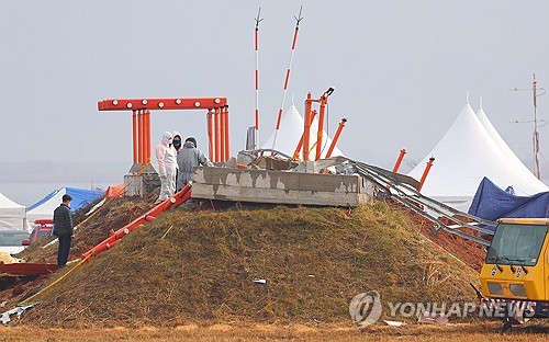 (무안=연합뉴스) 김도훈 기자 = 5일 오전 전남 무안국제공항 제주항공 여객기 사고 현장에서 관계자들이 방위각시설(로컬라이저)을 살피고 있다. 2025.1.5 superdoo82@yna.co.kr