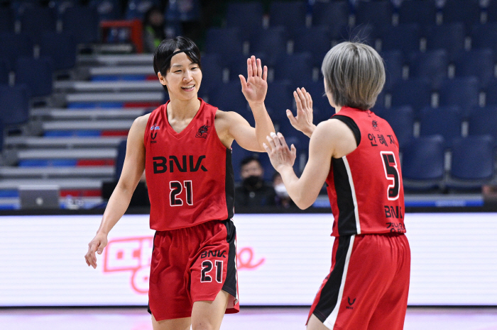[현장분석] 스몰과 빅, 자유자재 BNK. 하나은행 더블포스트 파괴. 67대41, 사실상 전반 경기 끝났다 