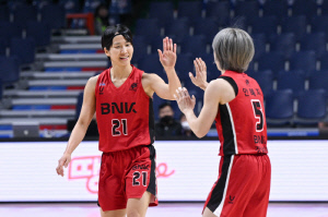 [현장분석] 스몰과 빅, 자유자재 BNK. 하나은행 더블포스트 파괴. 67대41, 사실상 전반 경기 끝났다 